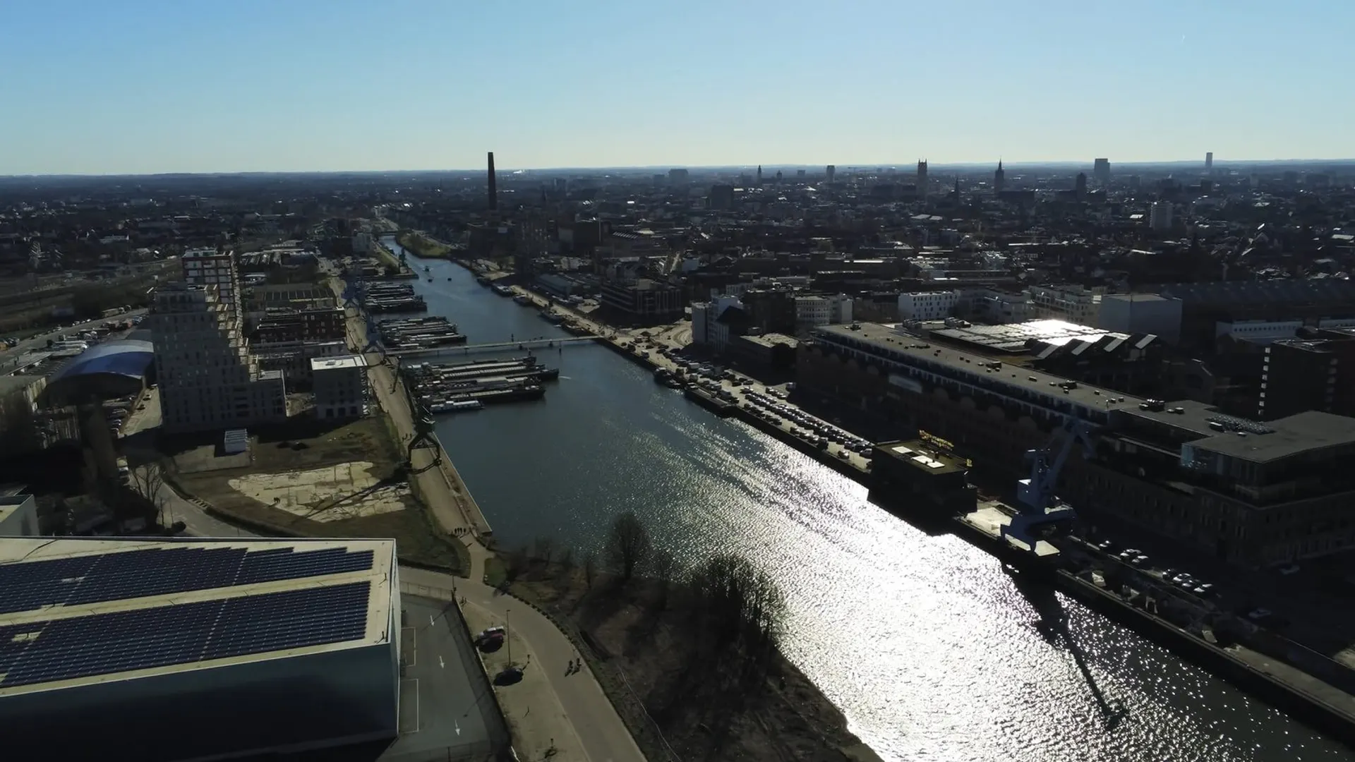 Vue aérienne par drone d'une ville belge et de son canal — panorama urbain 4K réalisé par DronePixel, pilotes de drone certifiés en Belgique