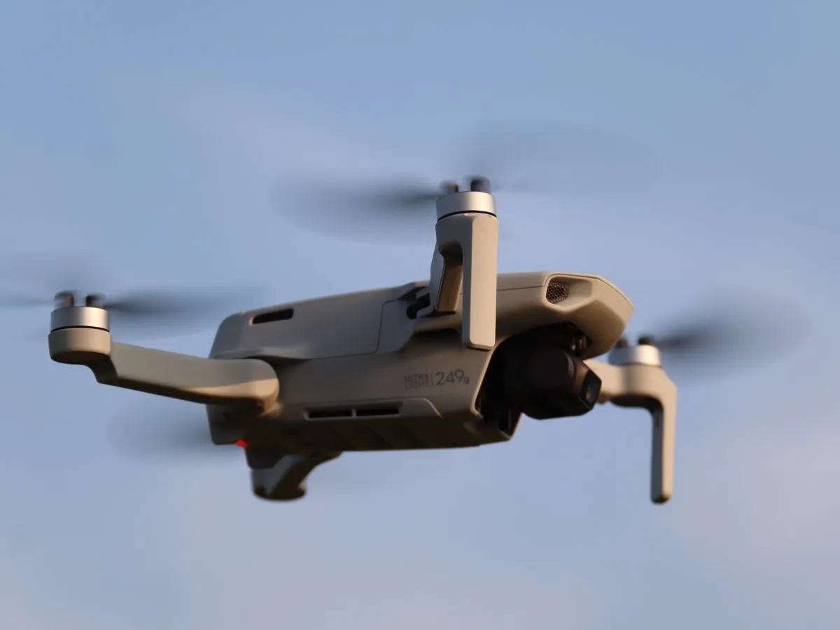 Compacte drone met gestabiliseerde 4K-camera op gimbal, in vlucht bij gouden avondlicht