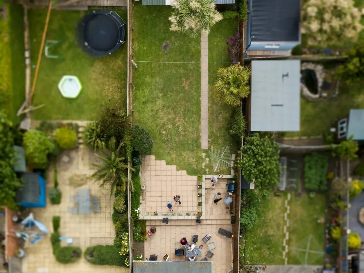Photos aériennes immobilières par drone en Belgique — vue verticale de maisons et de jardins