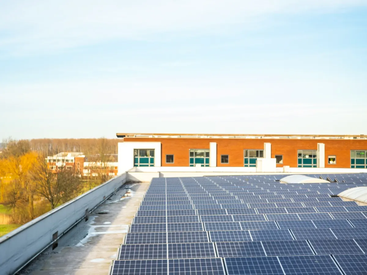Vérification de panneaux solaires par drone en Belgique — installation photovoltaïque sur toiture plate