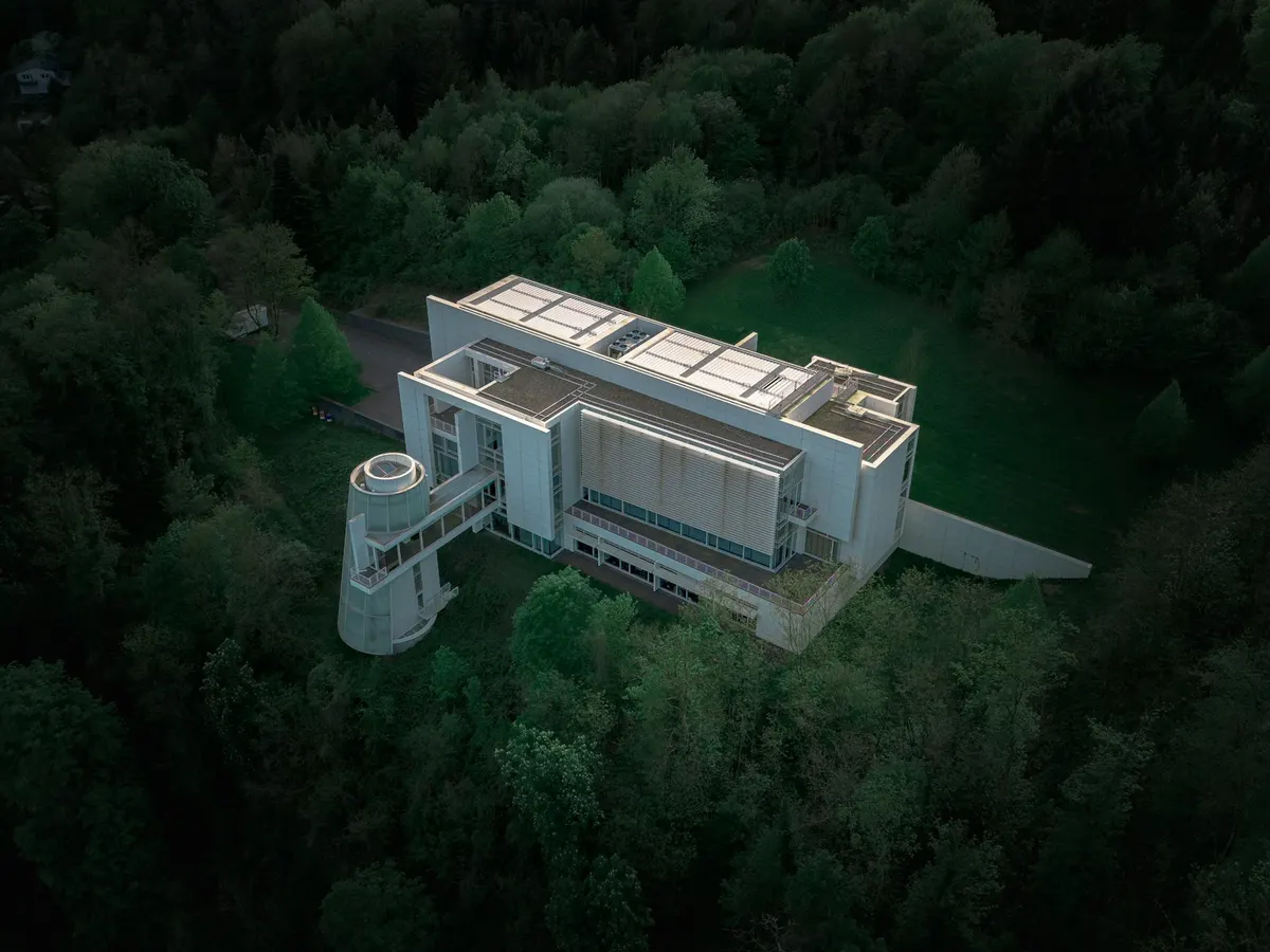 Archivage visuel par drone — bâtiment contemporain documenté en vue aérienne