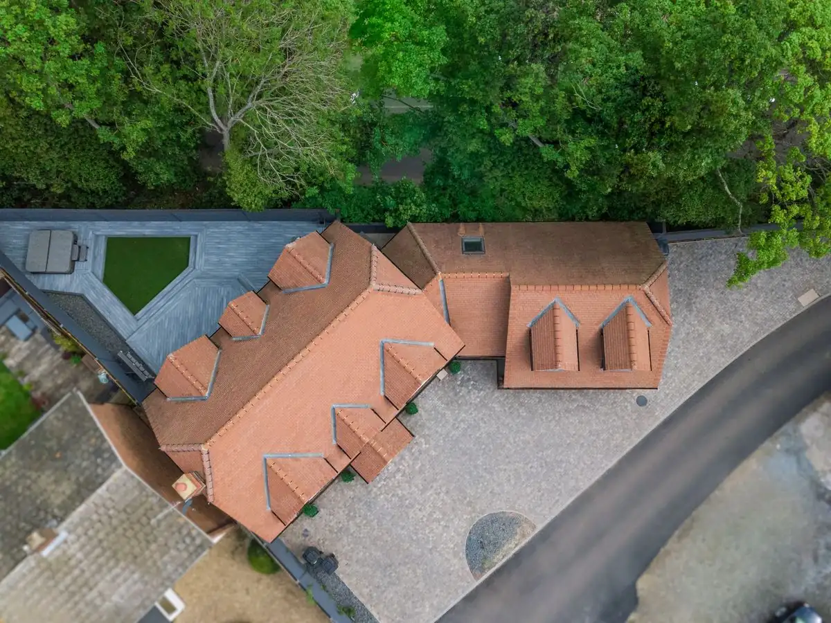 Inspection de toiture par drone en Belgique — toitures en tuiles de terre cuite et lucarnes vues du ciel